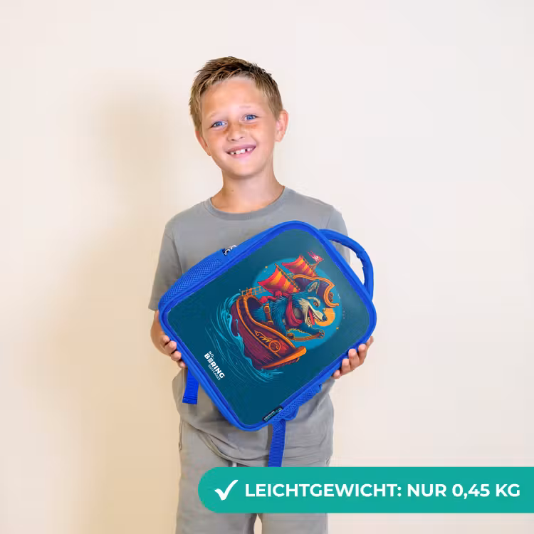 Kinderrucksack - Blau - Piratenwaschbär auf einem Boot — 4