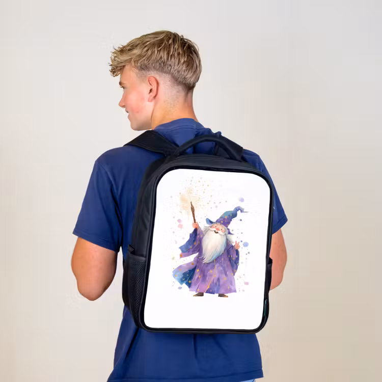 Kinderrucksack - Schwarz - Lächelnder Zauberer mit funkelndem Personal — 3
