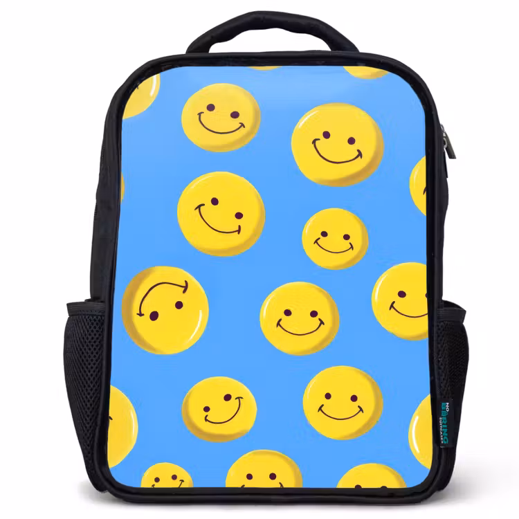Kinderrucksack - Schwarz - Fröhlicher Smiley Regen auf blauem Hintergrund — 1