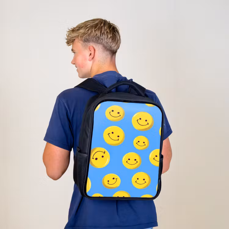 Kinderrucksack - Schwarz - Fröhlicher Smiley Regen auf blauem Hintergrund — 3