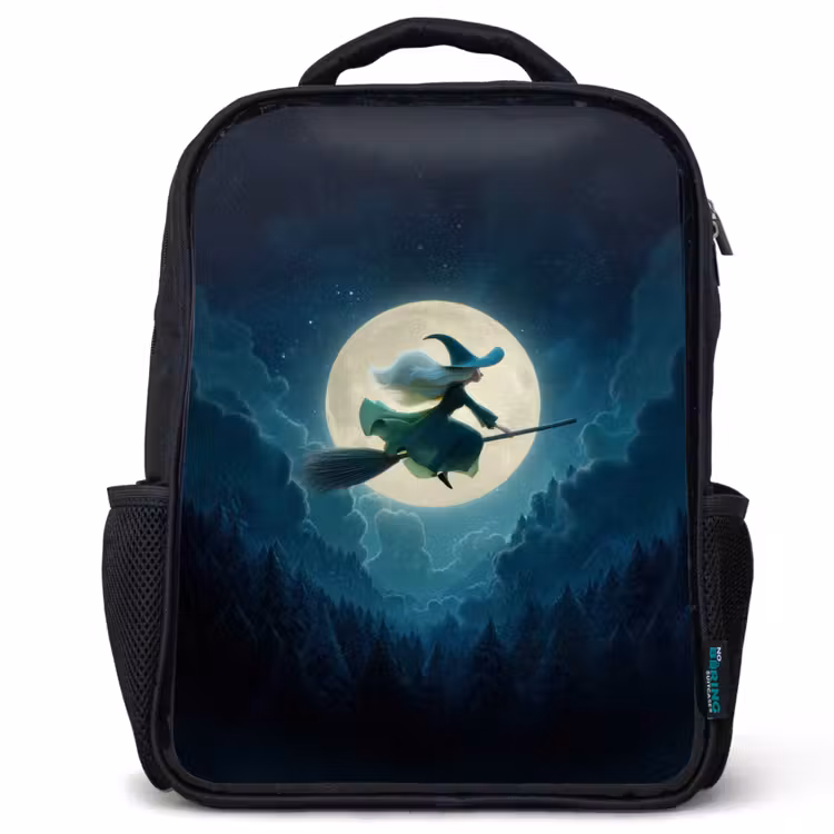 Kinderrucksack - Schwarz - Fliegende Hexe vor Vollmond über dunklem Wald — 1