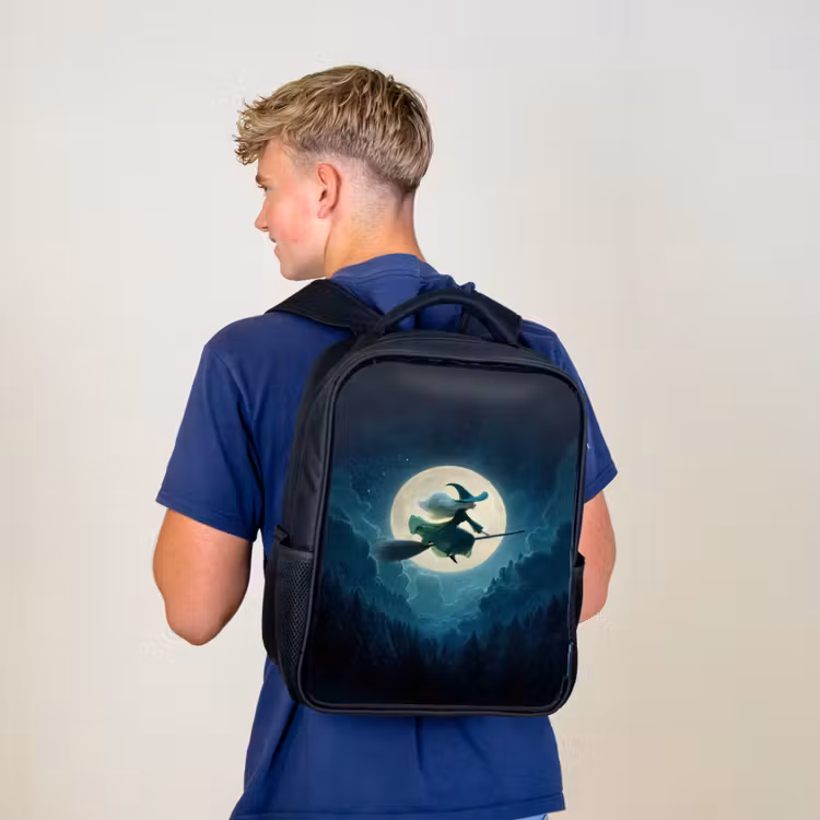 Kinderrucksack - Schwarz - Fliegende Hexe vor Vollmond über dunklem Wald — 3