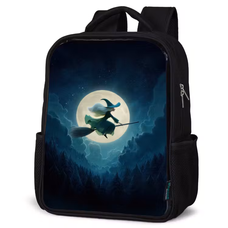 Kinderrucksack - Schwarz - Fliegende Hexe vor Vollmond über dunklem Wald — 4