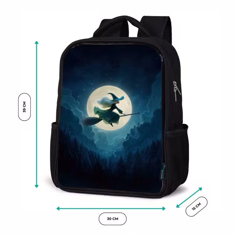 Kinderrucksack - Schwarz - Fliegende Hexe vor Vollmond über dunklem Wald — 6