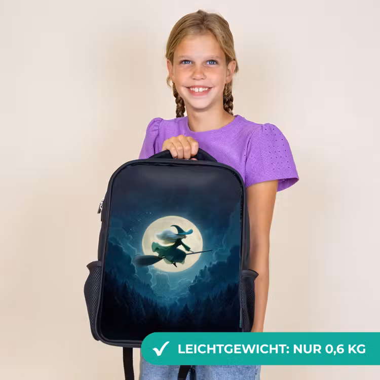 Kinderrucksack - Schwarz - Fliegende Hexe vor Vollmond über dunklem Wald — 7