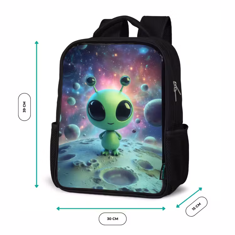 Kinderrucksack - Schwarz - Grüne Alienfigur auf Mondlandschaft mit kosmischem Hintergrund — 6