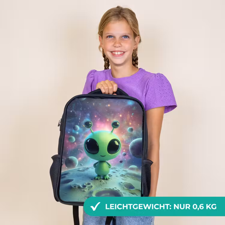 Kinderrucksack - Schwarz - Grüne Alienfigur auf Mondlandschaft mit kosmischem Hintergrund — 7