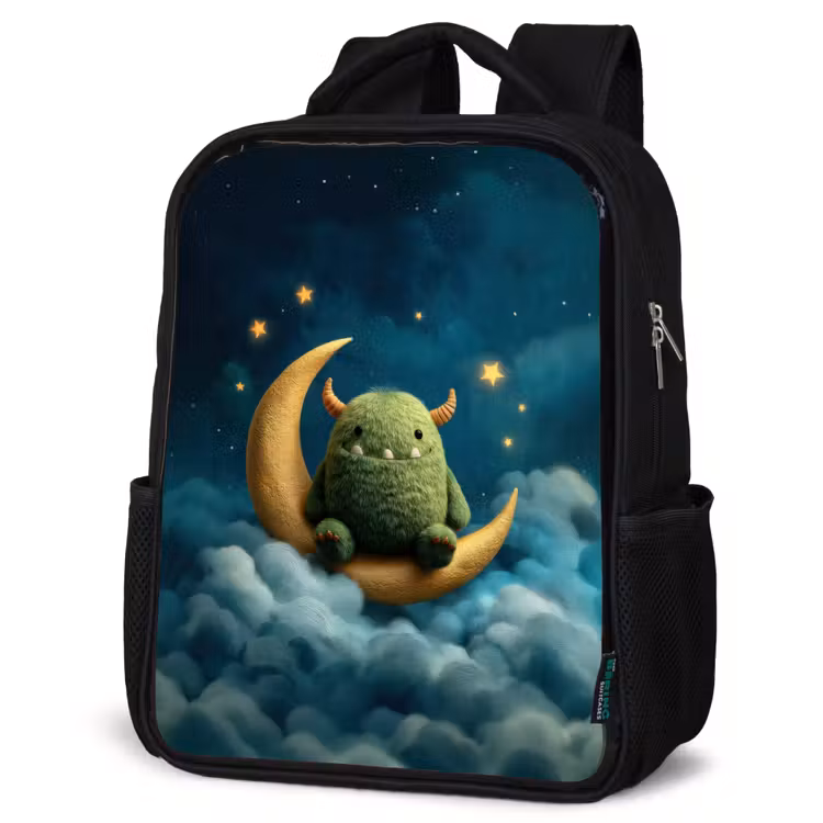 Kinderrucksack - Schwarz - Grünes Flusenmonster auf Mondsichel zwischen verträumten Wolken — 4