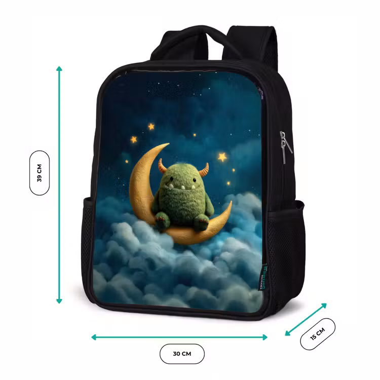 Kinderrucksack - Schwarz - Grünes Flusenmonster auf Mondsichel zwischen verträumten Wolken — 6