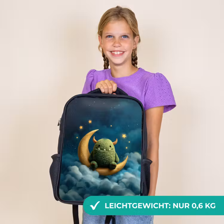 Kinderrucksack - Schwarz - Grünes Flusenmonster auf Mondsichel zwischen verträumten Wolken — 7