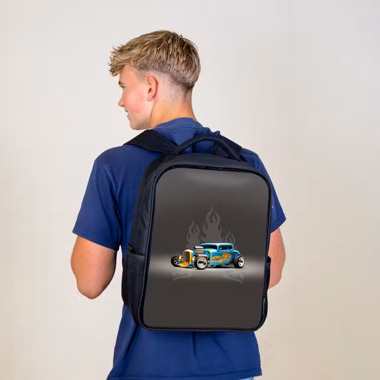 Kinderrucksack - Schwarz - Blaues Auto mit grauen Flammen — 3