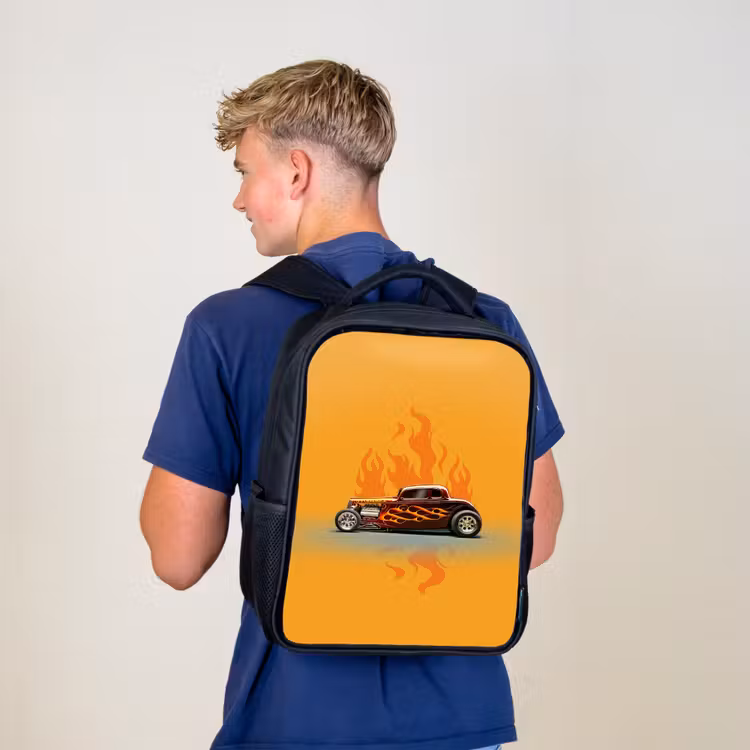 Kinderrucksack - Schwarz - Braunes Auto mit gelben Flammen — 3