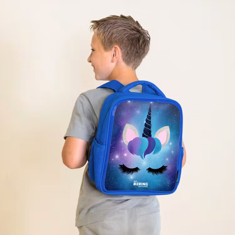Kinderrucksack - Blau - Einhorn auf einem Sternenhimmel Hintergrund — 2