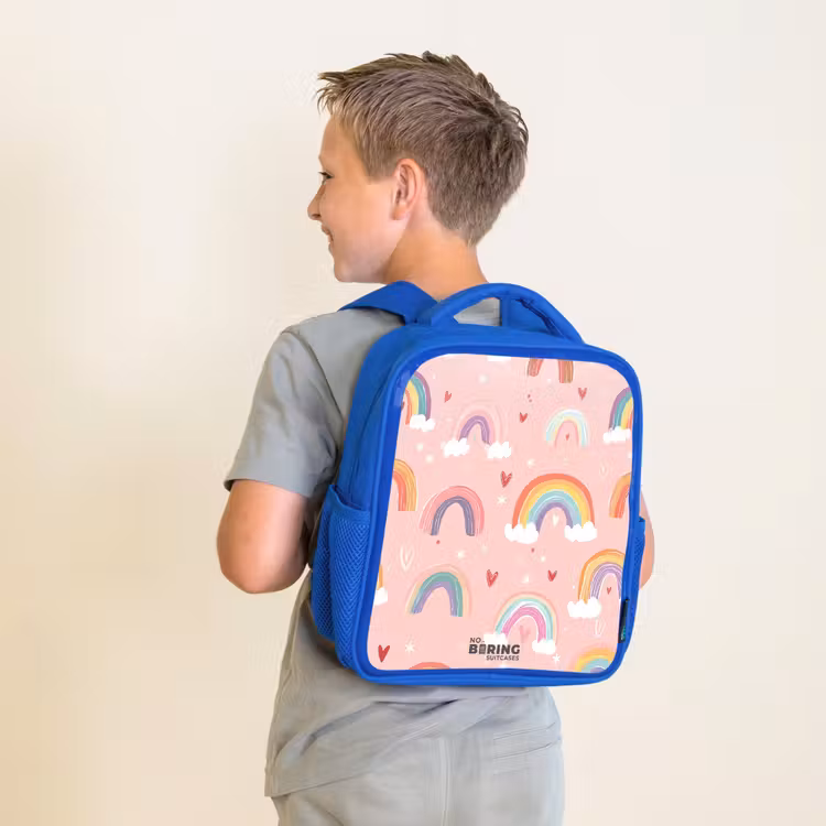 Kinderrucksack - Blau - Regenbögen auf einem rosa Hintergrund — 2