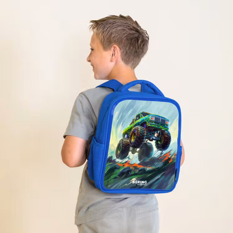 Kinderrucksack - Blau - Grüner Monstertruck mit Pinselstrichen — 2