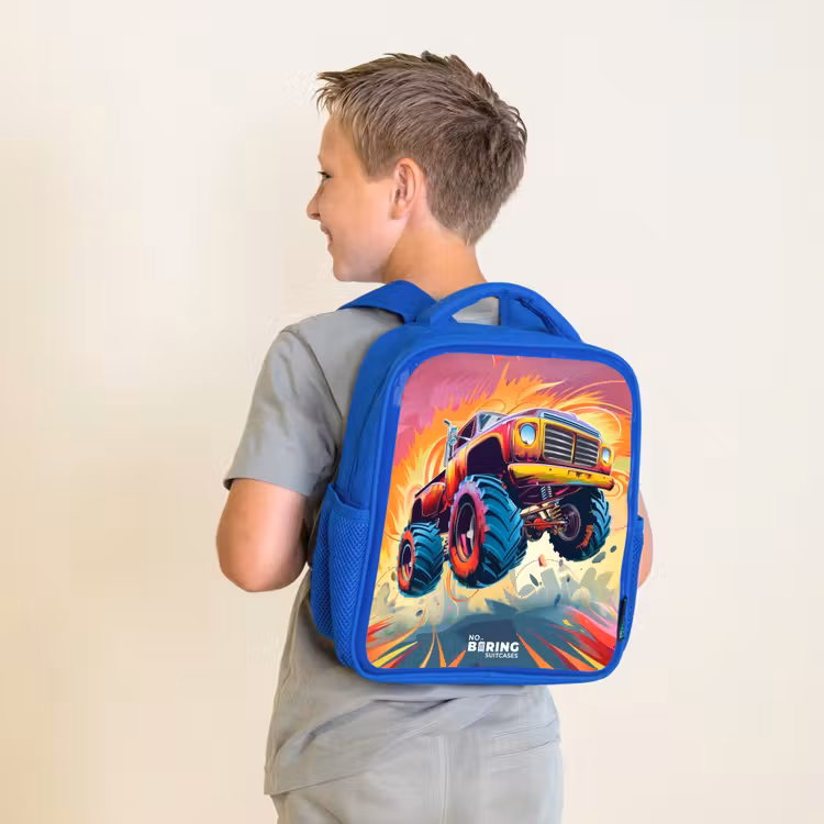 Kinderrucksack - Blau - Rosa Monstertruck fliegt über den Asphalt — 2