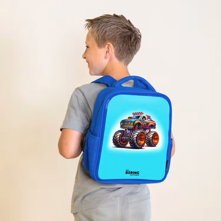 Kinderrucksack - Blau - Monstertruck auf hellblauem Hintergrund — 2