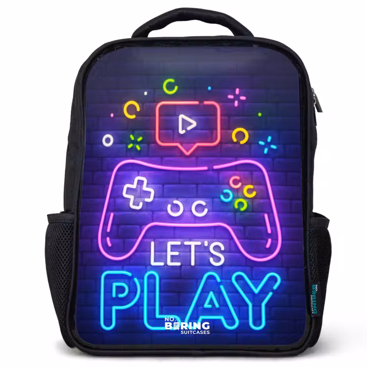 Kinderrucksack - Schwarz - Neon-Controller vor einer Backsteinmauer — 1