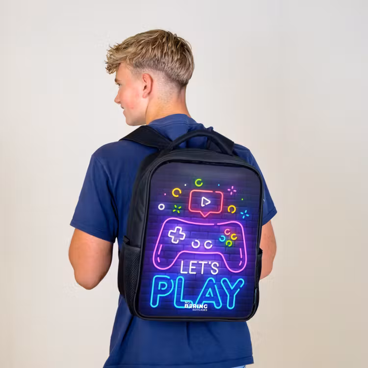 Kinderrucksack - Schwarz - Neon-Controller vor einer Backsteinmauer — 3