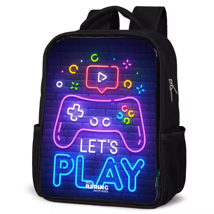 Kinderrucksack - Schwarz - Neon-Controller vor einer Backsteinmauer — 4