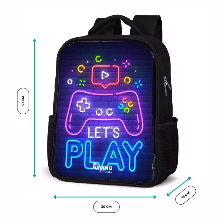 Kinderrucksack - Schwarz - Neon-Controller vor einer Backsteinmauer — 6