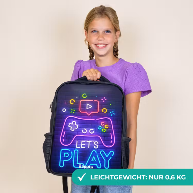 Kinderrucksack - Schwarz - Neon-Controller vor einer Backsteinmauer — 7