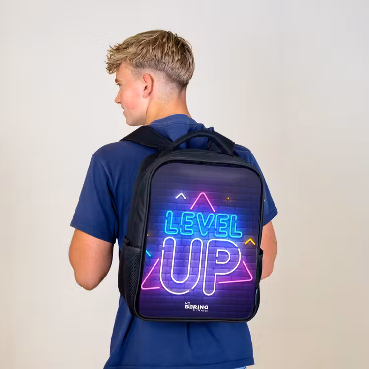 Kinderrucksack - Schwarz - Neonbuchstaben auf einer Backsteinmauer — 3
