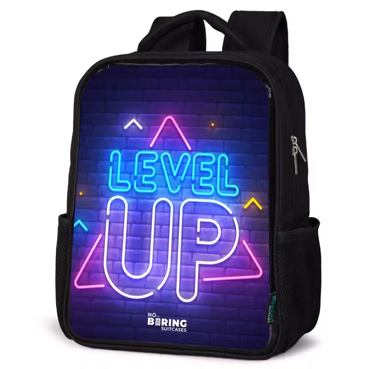 Kinderrucksack - Schwarz - Neonbuchstaben auf einer Backsteinmauer — 4