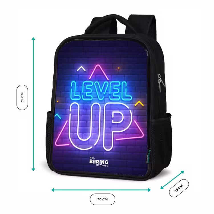 Kinderrucksack - Schwarz - Neonbuchstaben auf einer Backsteinmauer — 6