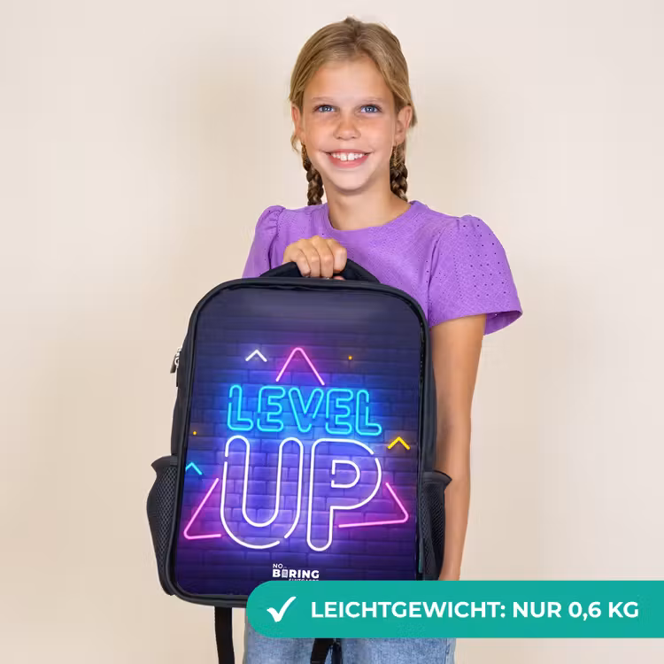 Kinderrucksack - Schwarz - Neonbuchstaben auf einer Backsteinmauer — 7