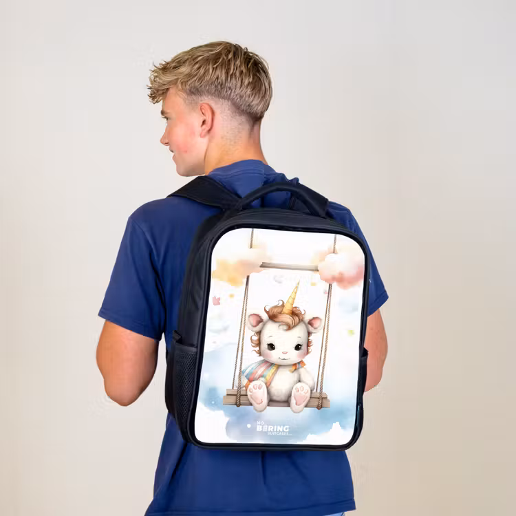 Kinderrucksack - Schwarz - Weißes Baby-Einhorn auf einer Schaukel in den Wolken — 3