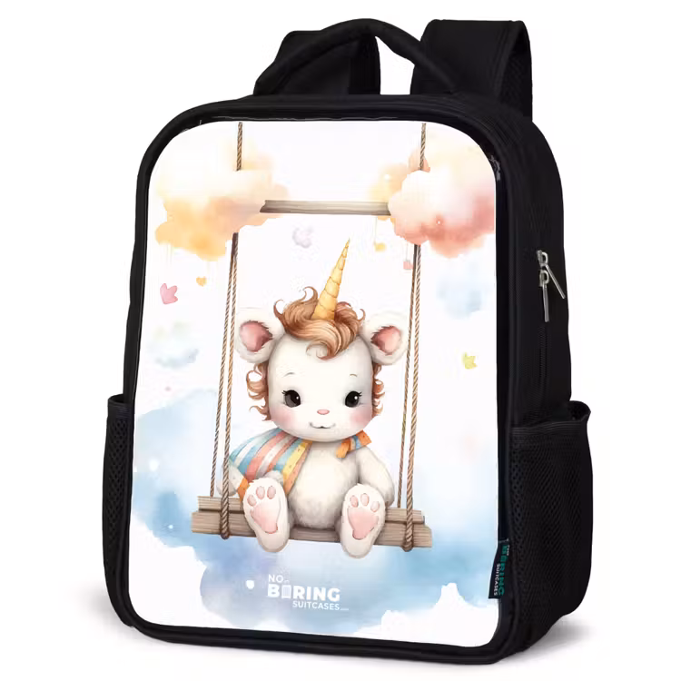 Kinderrucksack - Schwarz - Weißes Baby-Einhorn auf einer Schaukel in den Wolken — 4