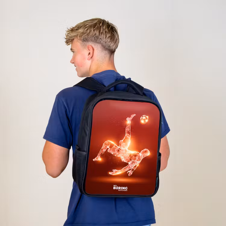 Kinderrucksack - Schwarz - Rot glühender Fußballer in Aktion — 3