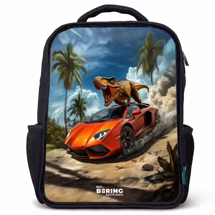 Kinderrucksack - Schwarz - Roter Sportwagen mit Dino rast durch tropischen Strand — 1