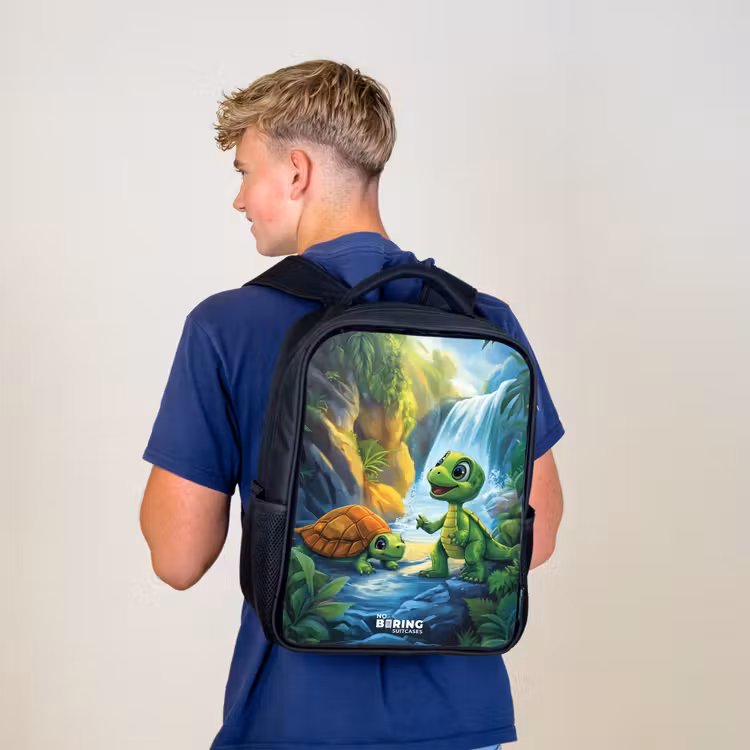 Kinderrucksack - Schwarz - Schildkröte und Dino am Wasserfall im tropischen Wald — 3
