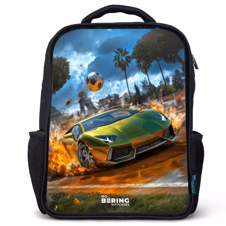 Kinderrucksack - Schwarz - Sportwagen kracht mit Ball durch Fußballfeld — 1