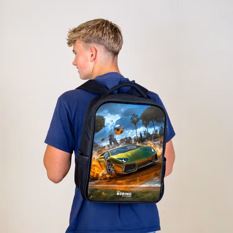 Kinderrucksack - Schwarz - Sportwagen kracht mit Ball durch Fußballfeld — 3