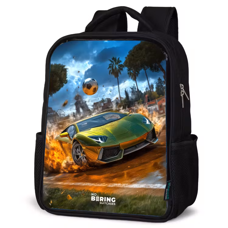 Kinderrucksack - Schwarz - Sportwagen kracht mit Ball durch Fußballfeld — 4