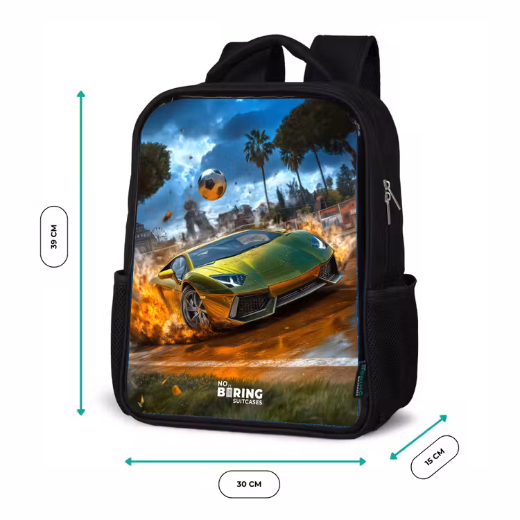 Kinderrucksack - Schwarz - Sportwagen kracht mit Ball durch Fußballfeld — 6