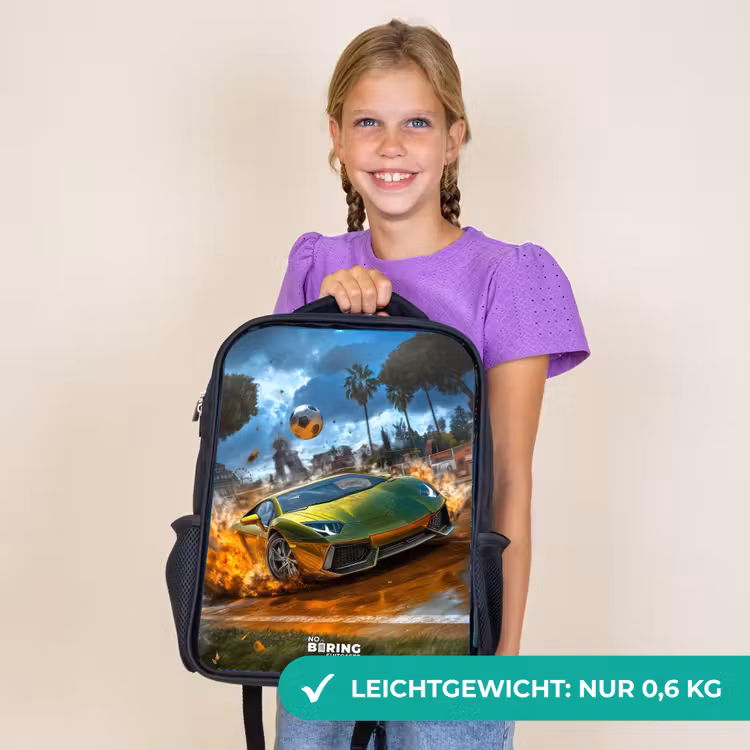 Kinderrucksack - Schwarz - Sportwagen kracht mit Ball durch Fußballfeld — 7