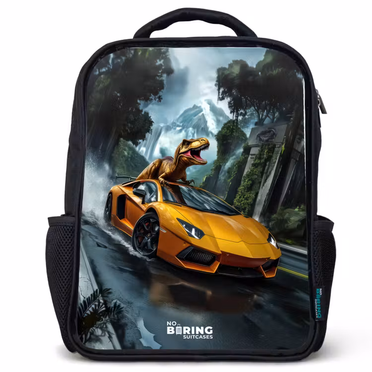 Kinderrucksack - Schwarz - T-Rex auf orangefarbenem Sportwagen im verregneten Wald — 1