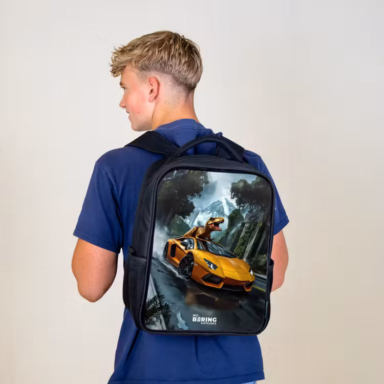 Kinderrucksack - Schwarz - T-Rex auf orangefarbenem Sportwagen im verregneten Wald — 3