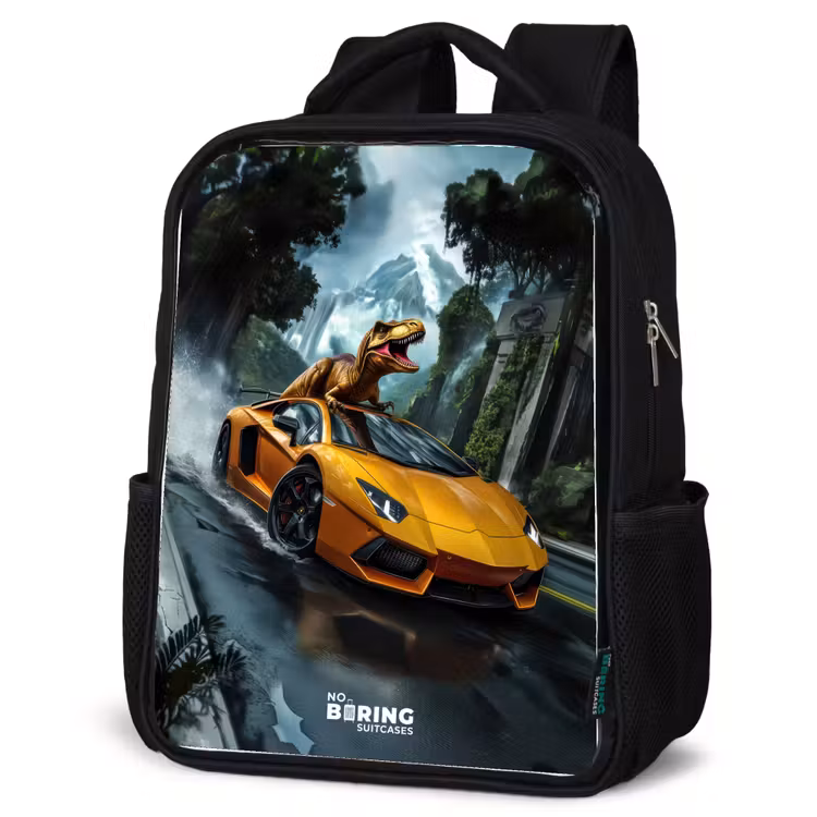 Kinderrucksack - Schwarz - T-Rex auf orangefarbenem Sportwagen im verregneten Wald — 4