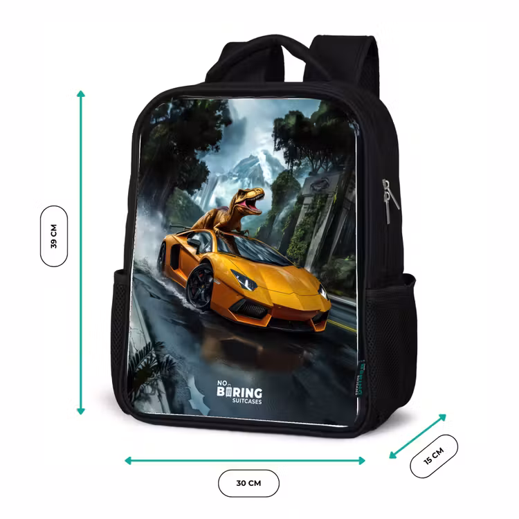 Kinderrucksack - Schwarz - T-Rex auf orangefarbenem Sportwagen im verregneten Wald — 6