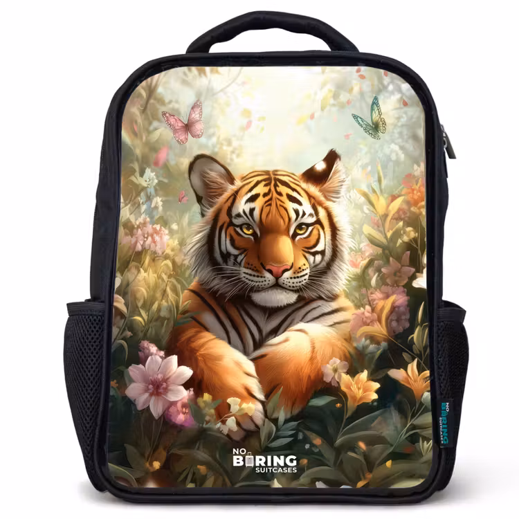 Kinderrucksack - Schwarz - Tiger im Blumenfeld mit Schmetterlingen und Sonnenlicht — 1