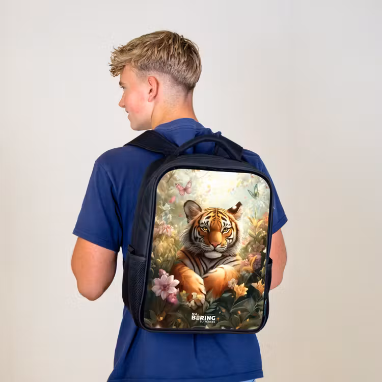 Kinderrucksack - Schwarz - Tiger im Blumenfeld mit Schmetterlingen und Sonnenlicht — 3