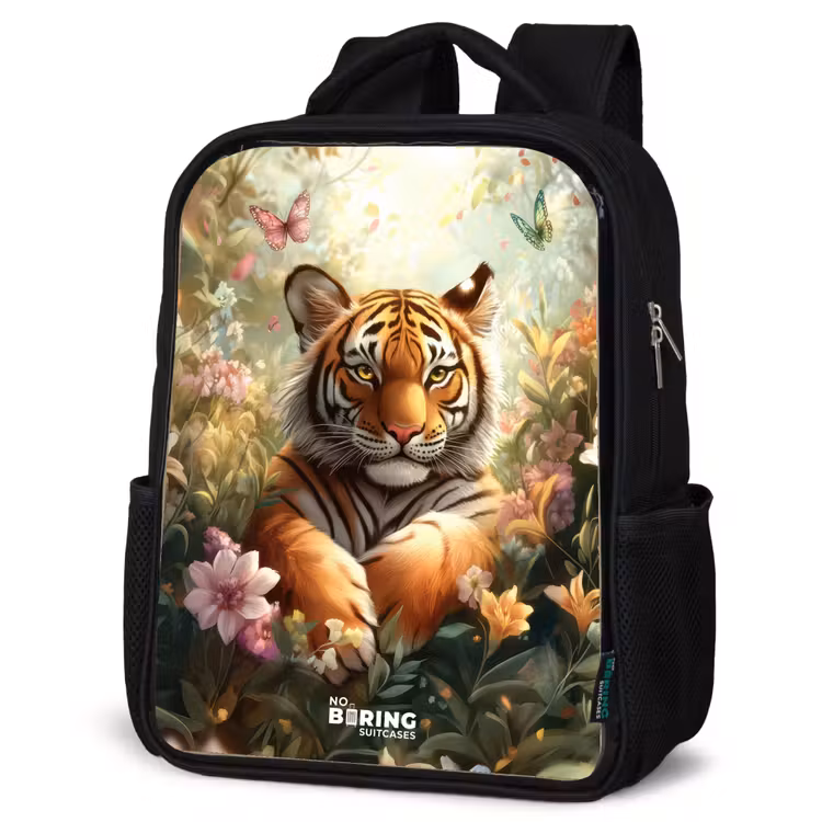 Kinderrucksack - Schwarz - Tiger im Blumenfeld mit Schmetterlingen und Sonnenlicht — 4