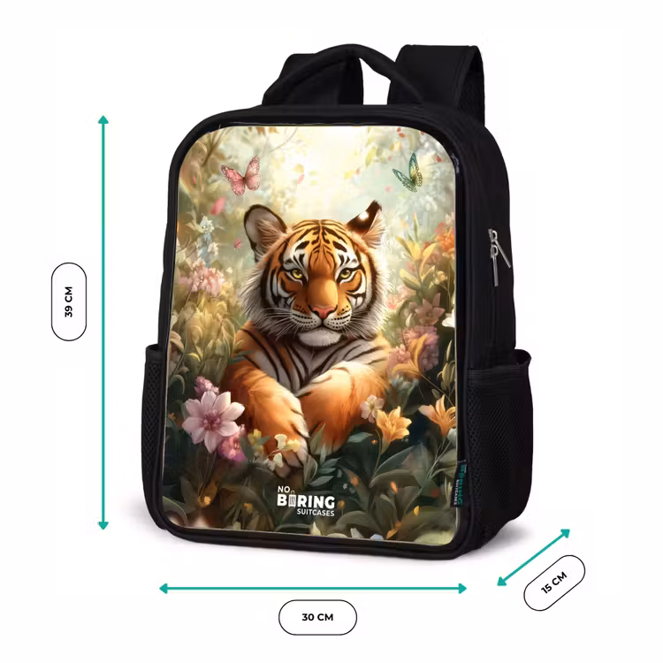 Kinderrucksack - Schwarz - Tiger im Blumenfeld mit Schmetterlingen und Sonnenlicht — 6