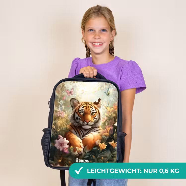 Kinderrucksack - Schwarz - Tiger im Blumenfeld mit Schmetterlingen und Sonnenlicht — 7