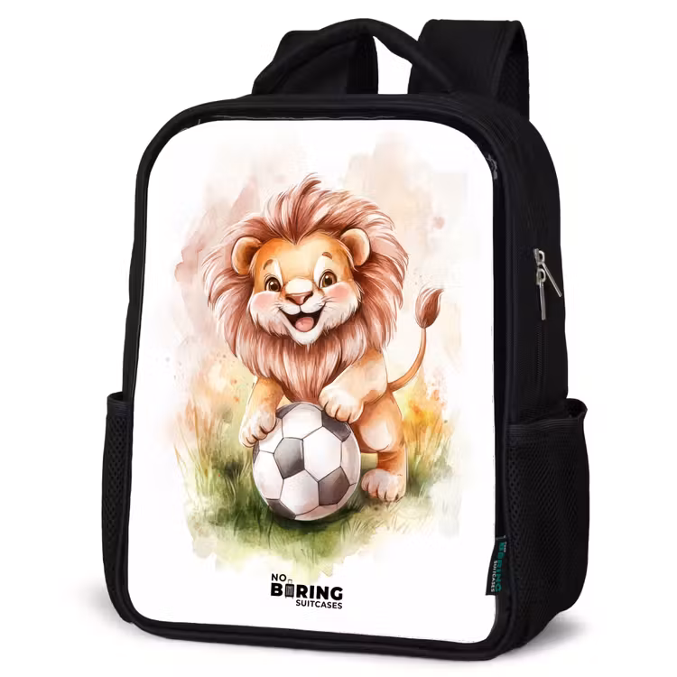 Kinderrucksack - Schwarz - Verspielter Löwe mit Fußball auf Rasen — 4